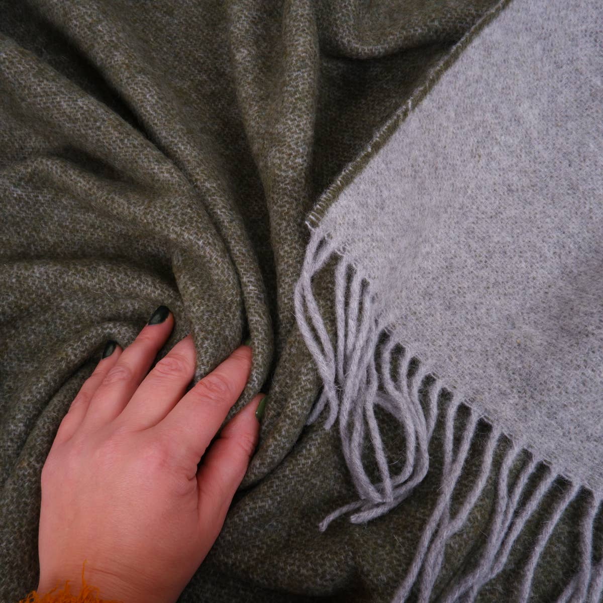 Plaid en laine mérinos bicolore – coloris vert-gris, détail (photo 14)