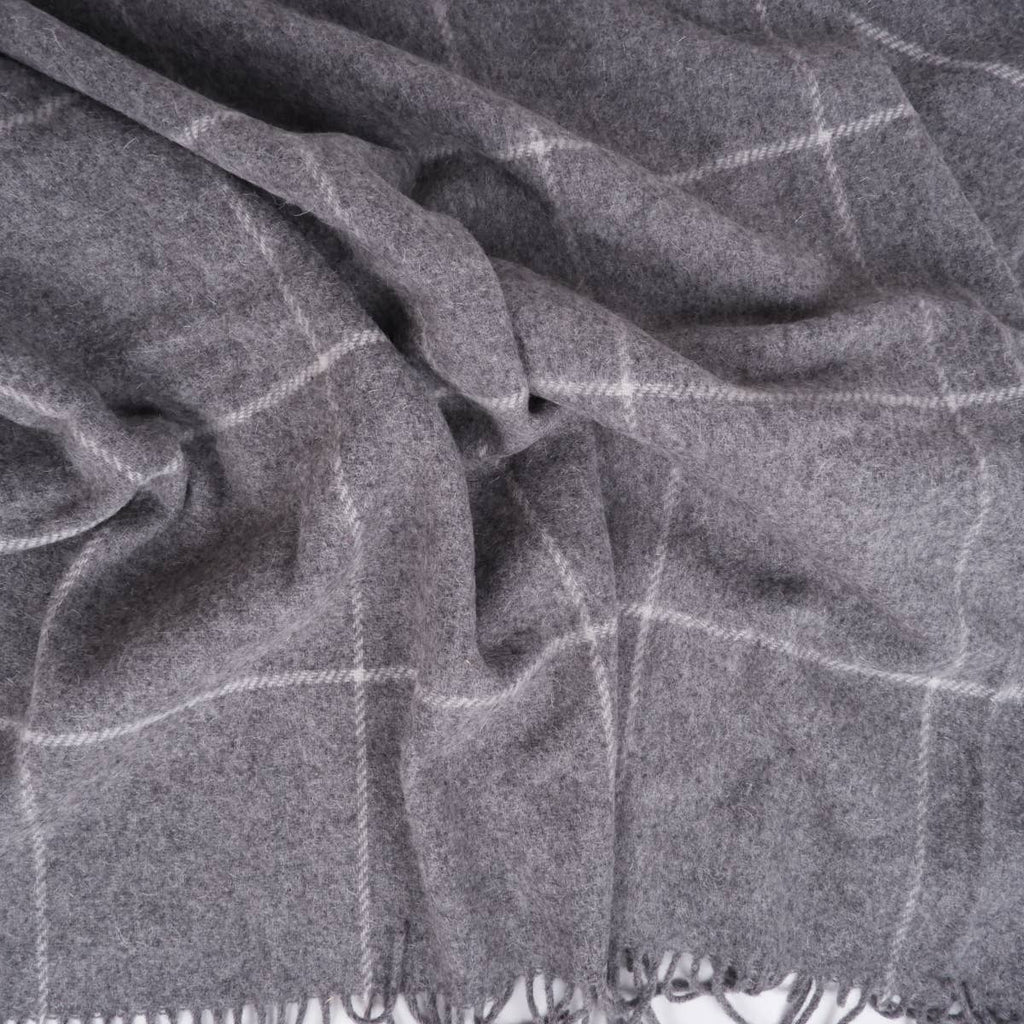 Plaid à carreaux en laine – coloris gris, détail (photo 12)