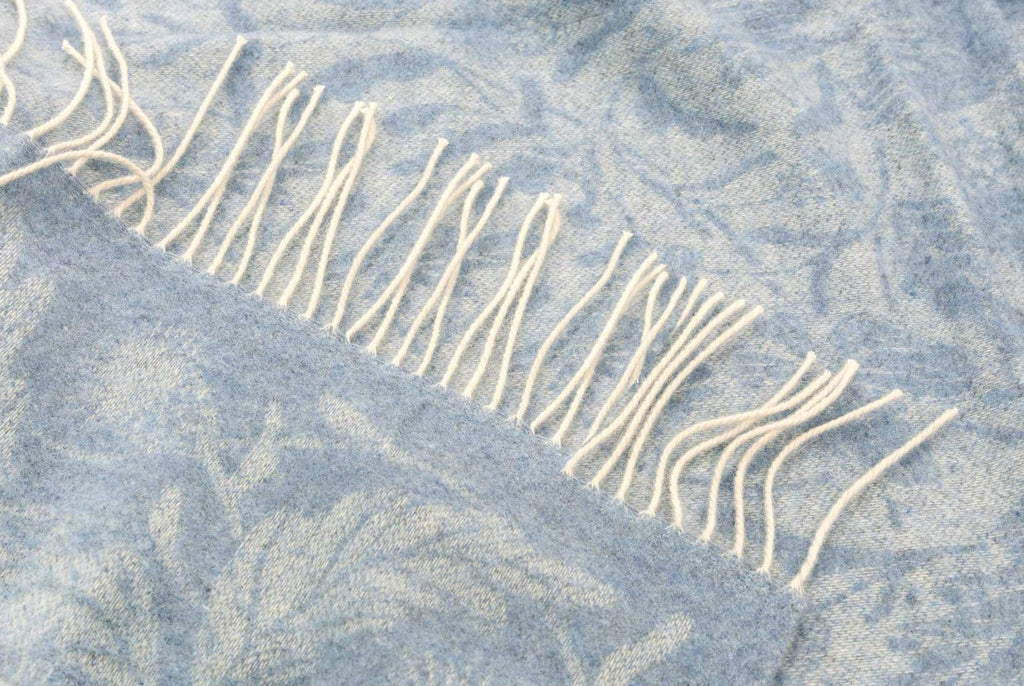 Plaid en laine mérinos motif William Morris – détail du motif et des franges (photo 3)