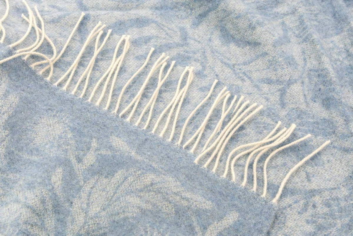 Plaid en laine mérinos motif William Morris – détail du motif et des franges (photo 3)