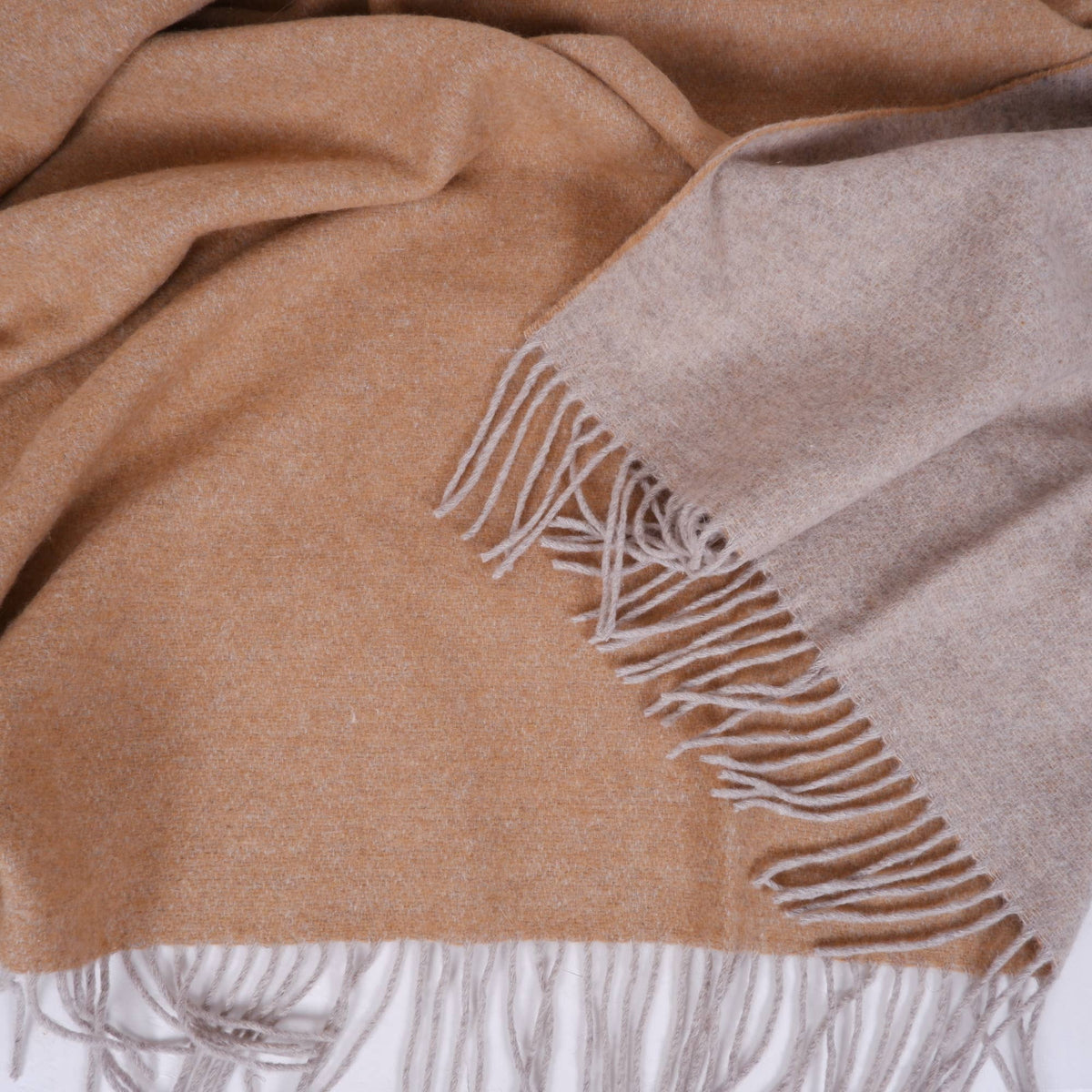 Plaid en laine mérinos bicolore – coloris camel, détail (photo 10)