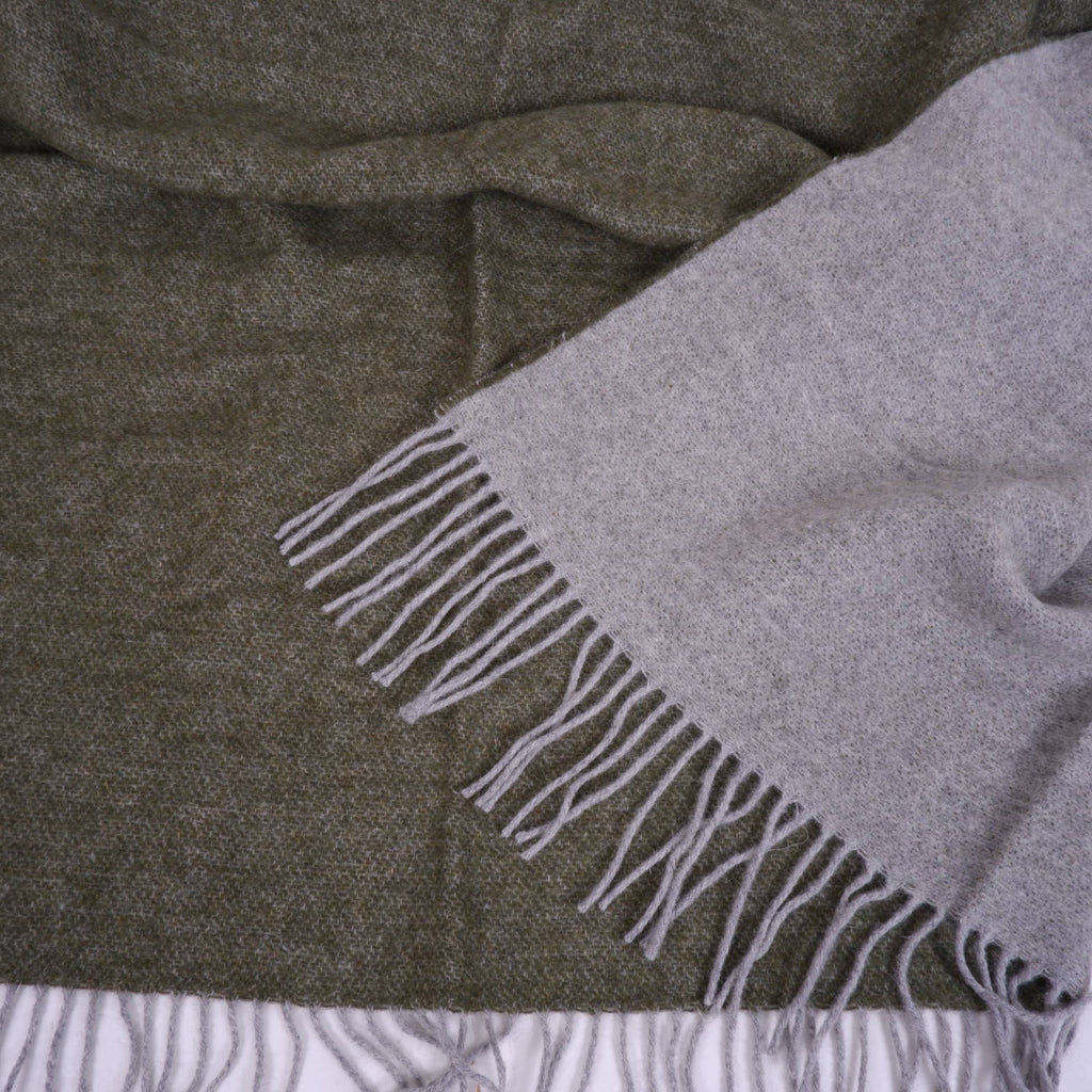 Plaid en laine mérinos bicolore – coloris vert-gris, détail (photo 13)