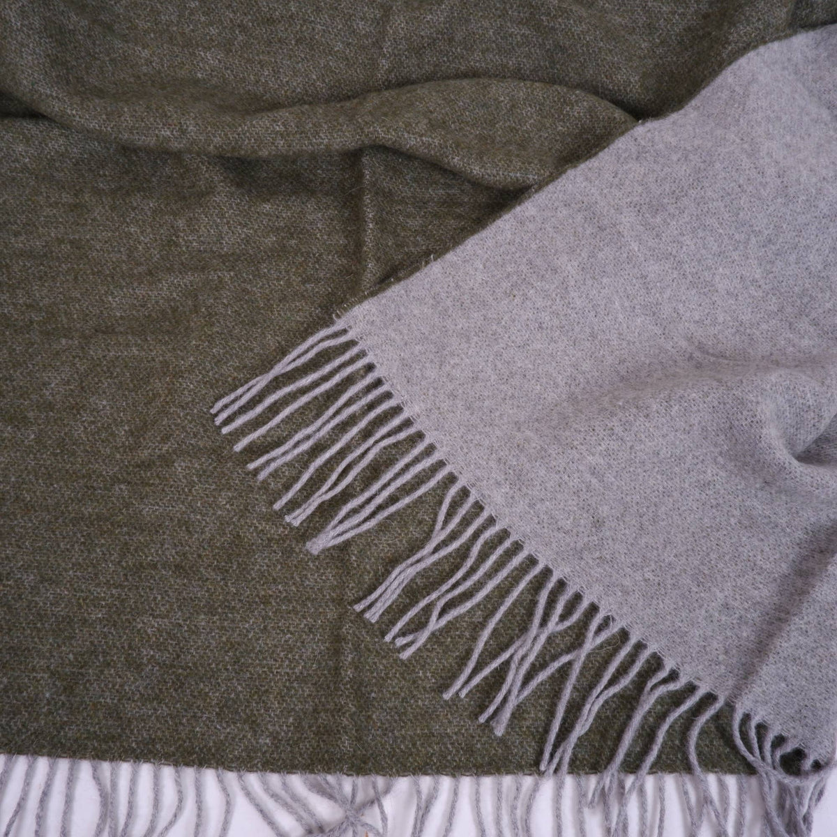 Plaid en laine mérinos bicolore – coloris vert-gris, détail (photo 13)