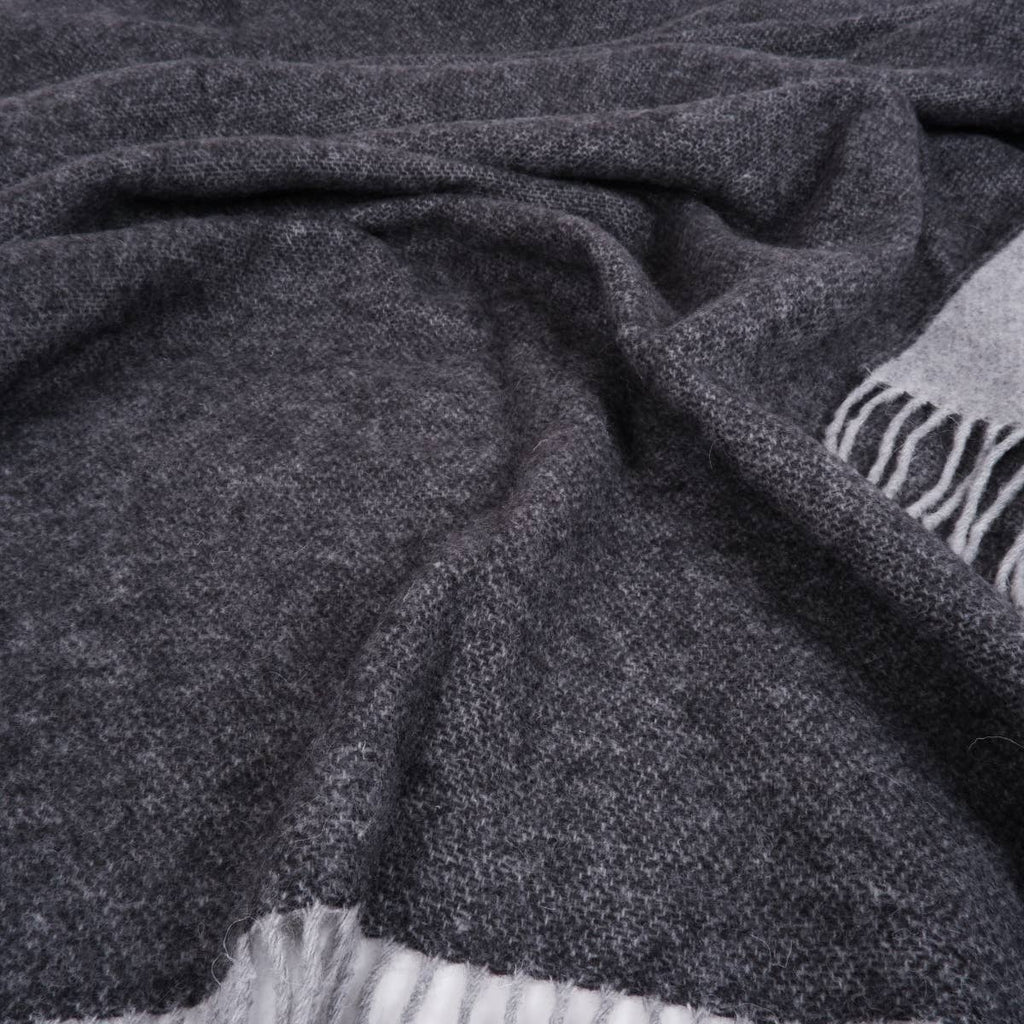 Plaid en laine mérinos bicolore – coloris noir, détail (photo 8)